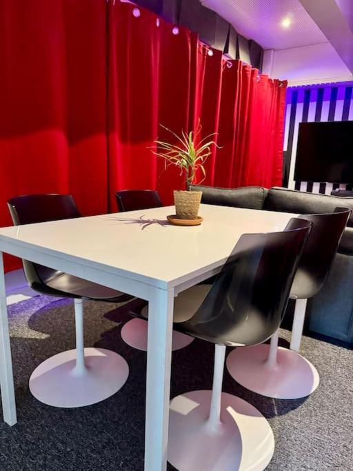 פריז Experience Cinema Immersif Dans Appartement Renove Pres De Montmartre מראה חיצוני תמונה