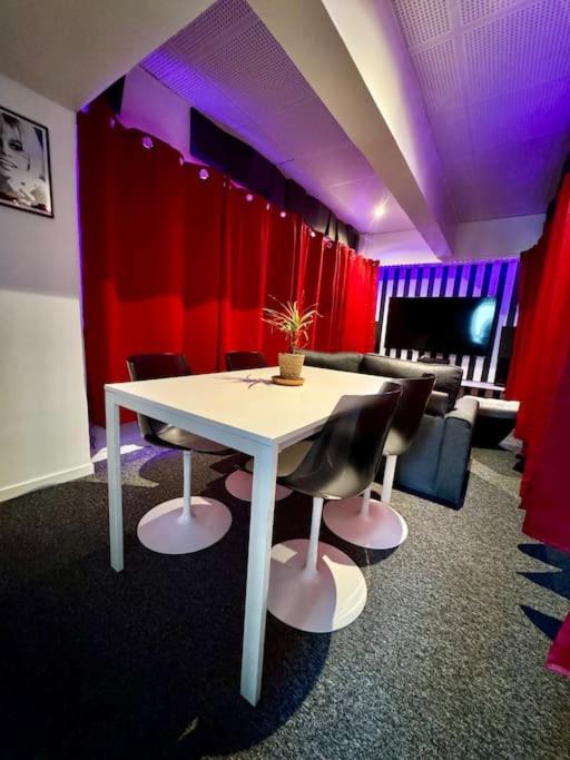פריז Experience Cinema Immersif Dans Appartement Renove Pres De Montmartre מראה חיצוני תמונה